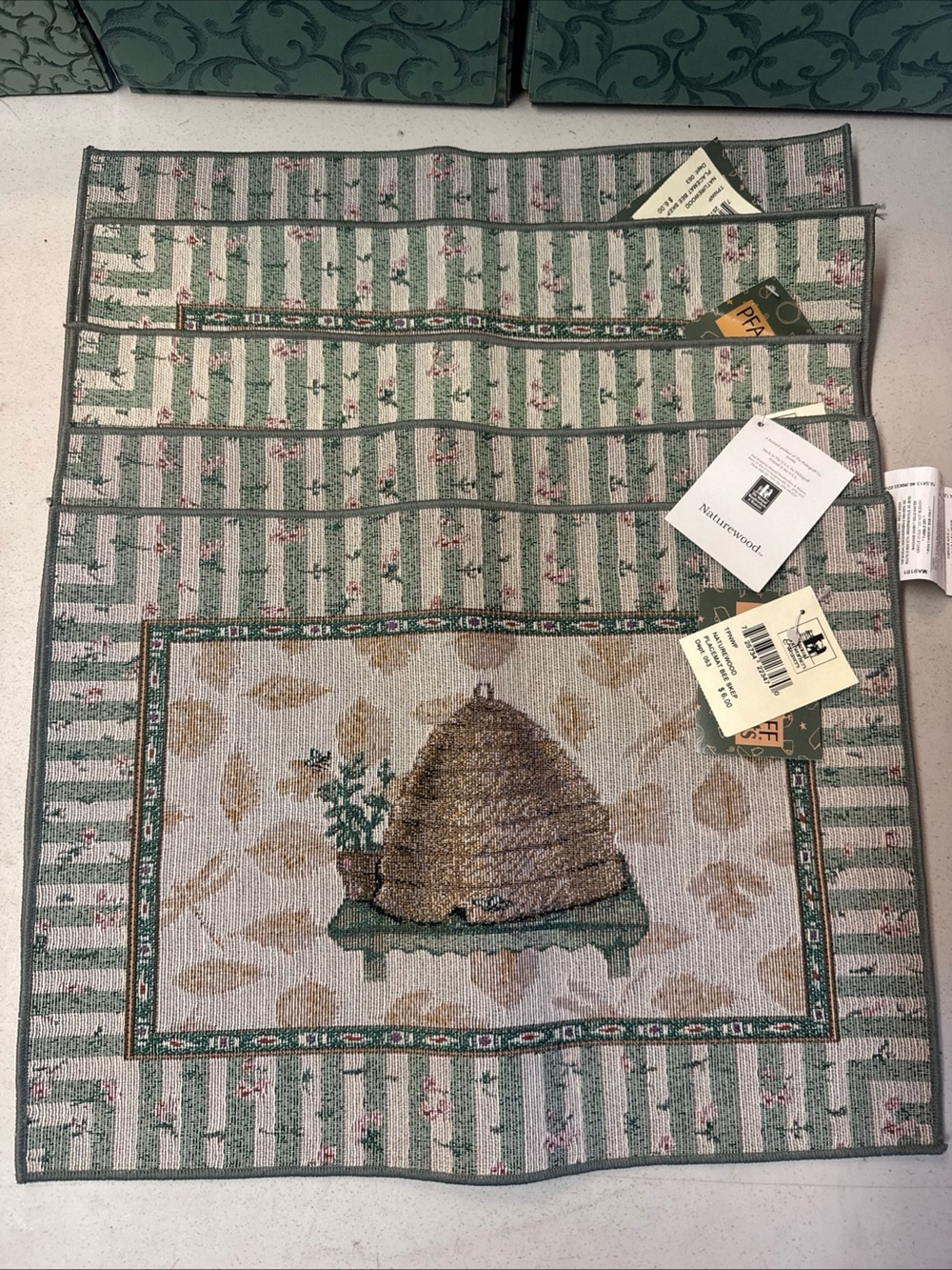Pfaltzgraff Accents Naturewood Bee Hive Placemats (total of 5) NWT